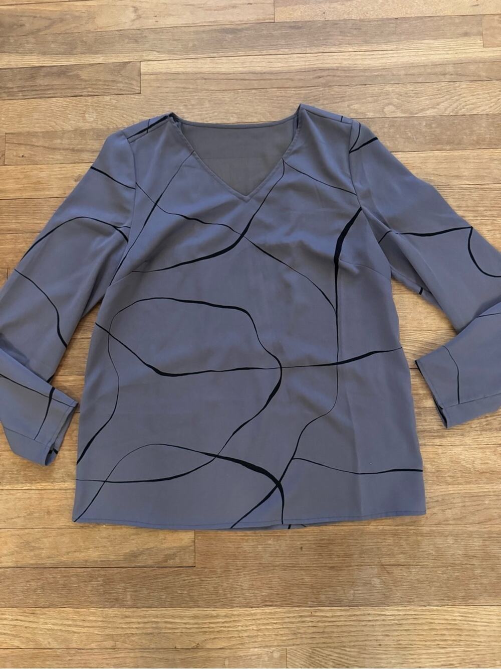 August 1 Eight Women's Gray Abstract V-Neck Long Sleeve Blouse - Medium
 b5